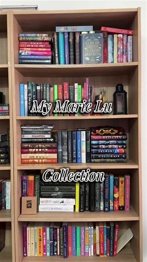 Gave myself a papercut while filming... Books mentioned: 📚 Legend & Prodigy graphic novels (read) 📚 Legend paperback trilogy & Rebel hardcover (read) 📚 Signed & personalized copy of Legend (unread) 📚 10th anniversary @FairyLoot exclusive edition (unread) 📚 The Young Elites trilogy (read) 📚 The Kingdom of Back (read) and @owlcrate exclusive edition (unread) 📚 Warcross duology (read) 📚 Skyhunter duology (half-read) 📚 Stars & Smoke duology (unread) 📚 Red City (unread) #MarieLu #BookCollec