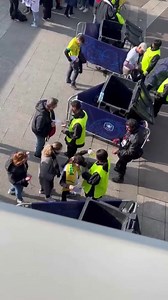 Les cartons rouges et sifflets sont confisqués par les stadiers à l’entrée des tribunes du stade de France. (Anthony Lebbos) | Gilets Jaunes on continue