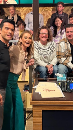 147K views · 5.1K reactions | This was a first in show history! 勞 | Live with Kelly and Mark | Facebook