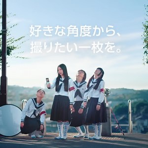 Galaxy Z Flip5 x 新しい学校のリーダーズの新CM💚 KANONたちが、 Galaxy Z Flip5 を持ってアニメの聖地巡礼へ✨ Galaxy Z Flip5 の特徴の、手をかざすだけで好きな角度から撮れるフレックスカメラに注目👀 | SamsungJapan