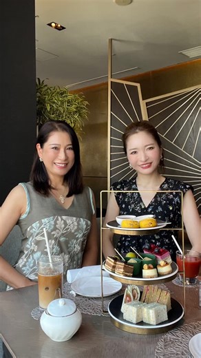 田中 浩実【美メンタルコーチング®️主宰】美マインド×格上げライフスタイル講師 on Instagram: "⟡.* 【ANAインターコンチネンタルホテル東京】 𓂃𓂂𓏸 第1弾｜クラブラウンジ編 𓂃𓂂𓏸 えまちゃんと二人ではじめてのお泊まり。 テーマは“新婚旅行”♡ まずは35階のクラブインターコンチネンタルラウンジで 軽やかなアフタヌーンティーを。 彩り豊かなフルーツと上質なお茶菓子に、 都心を一望する景色が重なって… 非日常の贅沢を味わえる、特別なひととき𓂃𓈒𓏸 クラブラウンジはクラブルームやスイート宿泊者だけの特権空間。 都会の喧騒を忘れさせてくれる“大人の隠れ家”です。 「ラグジュアリー」と聞くと遠い世界のようだけど、 実際に体験してみると心も身体もリフレッシュできて、 “自分へのご褒美ステイ”としても手が届くもの。 私もまた来たいと思える、そんな場所でした。 このあとは「水スイート」での滞在。 続きはまた𓂃𓂂𓏸 ＿＿＿＿＿＿＿＿＿＿＿＿＿＿＿ #PR @anaintercontinentaltokyo 📍 ANAインターコンチネンタルホテル東京 東京