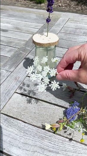 DIY: Blumen stilvoll arrangieren mit einer Baumscheibe – einfache Tischdeko