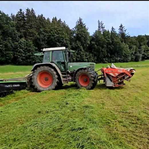 14K views · 351 reactions | Fendt favorit 515C equipped with deutz-fahr disc-master butterfly transforming grass cutting into a seamless and efficient process #bigmachine #farming | Big Machines | Facebook