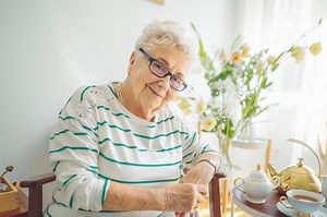 Dear Annie: Condescending husband won’t stop correcting MIL with dementia