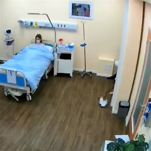 CCTV POST on Instagram: "日本利用压电瓷砖将脚步转化为电能。这些瓷砖捕捉来自你脚步的 动能。当你行走时,你的重量和动作会对瓷砖产生压力。瓷砖会轻微弯曲,从而产生机械应力。瓷砖内部的压电材料将这种应力转化为电能。每一步都会产生少量电荷,而数百万步结合在一起就能产生足够的电力来驱动LED灯、数字显示屏和传感器。在像涩谷车站这样繁忙的地方,每天大约有240万个脚步为这一系统作出贡献。这些电能可以被储存或立即使用,从而减少对传统电力来源的依赖, 并支持可持续的城市基础设施。这种方法将日常运动转化为实用的可再生能源 #日本 #知识 #事实#你知道吗 #推荐#科技#创新 #历史 #技术 #实验 #热门"