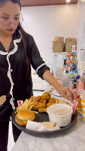 Mcdo date naman tayo sa bahay?... | Izza T.