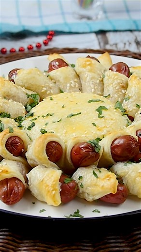 Mini Hot Dog Bites. Baked Dipping Ring with Camembert. Try it yourself! Find out how to make this stunning cheese dipping wheel with fritters wrapped in puff pastry - easy and so delicious, it will make a buzz at your next party! Such sausages quickly disappear from the table, perfect for warmth. #recipeoftheday #yummy #appetiser #snacktime #delicious | Nat Ura