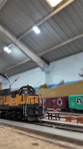 Your moment of zen here in the HO scale engine terminal. SP&S 330 rests as a through freight passes by on the mainline behind. #modeltrains #trains #modelrailroad #modelrailroading #scalemodel #hoscale #hoscaletrains #museum #bayarea | Golden State Model Railroad Museum