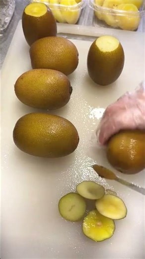An easy way to cut kiwi fruit that has been picked #shorts