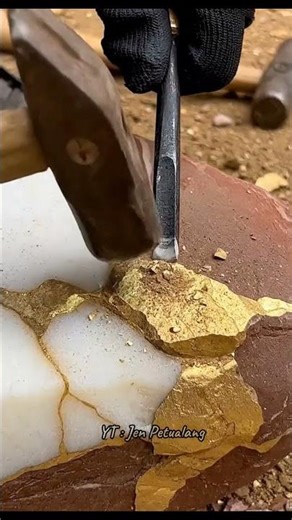 Gold Quartz That Will Blow Your Mind! #GoldQuartz #RealGold #Shorts #GoldDiscovery #MiningShorts