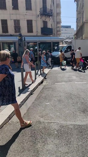 intervention ce premier juillet 2026 matin à #nice en #paca sur le tramway ligne 1 par #police et #pompiers