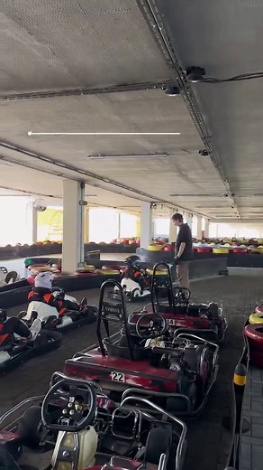 🏁ПЕРВЫЙ ТРЕХЭТАЖНЫЙ КАРТИНГ В МИНСКЕ трасса ~ 700 метров 📍Адрес: г.Минск, ул. Максима Богдановича, 155Б, крытый паркинг 6 этаж 📆График работы: 🕐ПН-ПТ: 11:00 – 23:00 🕚 СБ-ВС: 10:00 – 23:00 🕐ПРАЗДНИЧНЫЕ: 10:00 – 23:00 цена 1 заезда (10 минут катания): электрокарты: в будние 20 рублей, в выходные и праздничные: 25 рублей бензиновые карты: в будние 25 рублей, в выходные и праздничные: 30 рублей. #картинг #karting #картингминск #рекомендации #кудасходитьминск