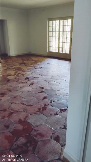 nettoyage d'un sol en tomettes