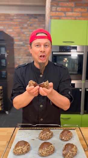 Axel Schmitt Brotsommelier on Instagram: "Ein echter Community-Liebling ✨❤️ Viele von euch fragen wirklich oft nach einer einfachen, aber auch leckeren glutenfreien Alternative. ⠀ Aber gerne doch :) Viel Spaß beim Nachbacken und ein schönes Wochenende euch! ⠀ #Glutenfrei #GlutenFree #backen #baking #HomeBaking #Rezept #Rezepte #HowTo #GlutenfreiBacken #EinfachBacken #Brot #Brötchen #Food #AxelSchmitt #Brotsommelier #WorldBaker"