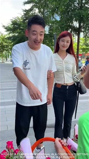 子供は新しいサンダルを買うために花を売る👟 #shorts #comedy