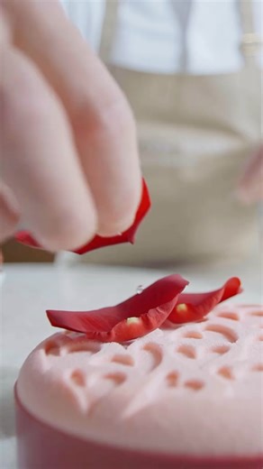 Pierre Hermé Paris on Instagram: "🇫🇷 Rose, framboise, letchi... Ispahan se pare de Coeurs pour la Saint-Valentin. Le moelleux et le craquant du biscuit macaron renferme l'alliance de la crème à la rose avec le letchi, dont la note florale, contraste avec la vivacité de la framboise. Découvrez l’entremets Ispahan Cœurs Mêlés dans nos boutiques pâtisseries du 13 au 15 février. Retrouvez également les entremets Cœurs Mêlés Mogador (Chocolat au Lait, Fruit de la Passion & Ananas Rôti) et Rosyne (