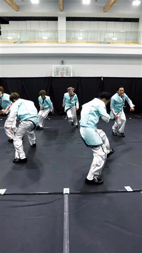 CyberAgent Legit レジット〈公式〉Dリーグ on Instagram: "Round1 本番直前のプラクティスリールを公開🔥 開幕戦からパワー全開のLocking！特等席画角でじっくりお楽しみください！👀 センター・enaの振り付けはまさに圧巻！ 難易度の高いLockingの振りをラストに揃えるLegitメンバーにも脱帽です✨ 本番直前の緊張と高揚が入り混じる瞬間を、ぜひ感じてください🔥 #cyberagentlegit #dleague #レジット"