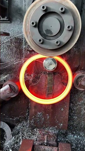 Inside the factory so amazing Decompressing roilling process in forging job #process #forging #iron