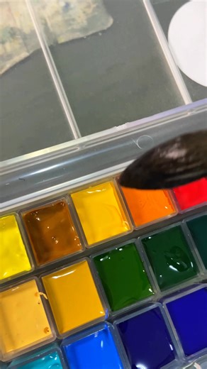 《好物推薦》 今天想來分享鳳凰大師級水彩顏料 對於水彩顏料，我研究的不多，但在水彩的使用經驗上，應該還是有一些可參照的經驗。 水彩顏料基本上就是色粉加入阿拉伯膠等調和劑做成，除了色粉本身的品質之外，調和的濃稠度也很重要，至於調配的比例，就是個各家的功夫了。 我個人認為比較好的顏料狀態，大概分成幾點。 1.不乾：好的顏料擠在調色盤上，即使過了一段時間，表面仍是濕潤的，不會全部乾掉。反之，有些顏料則是擠出幾天就全部乾裂。 2.不流：顏料的黏稠度在一個微妙的比例，擠出來既不會乾，但是在傾斜調色盤時也不會流動。有些顏料即使放了幾天還是會流動，一放進背包就完了。 3.一沾即溶：不論是塊狀或管狀顏料，乾掉後用筆去沾，可以輕易的把顏色調開，有些顏料則是要大力的去搓才勉強把顏色洗出來。 4.顏色漂亮細緻：這種感覺有點微妙，好的顏料畫起來的手感真的有些不同，顏色容易調和，沾一點點即可調出鮮艷的顏色。但也有顏料調和的時候膠感很重，調不勻。 總之，鳳凰水彩使用起來，我認為以上的優點都有。擠在調色盤上馬上傾倒也不會流動，放了三天表面仍然是濕潤的，畫起來的手感和顏色也不錯。我覺得是很不錯的顏料，推薦給大家。 |