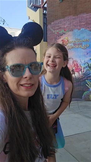 She HATES which Descendants: Wicked Wonderland character?! 😂 Parenting Struggle at DCA