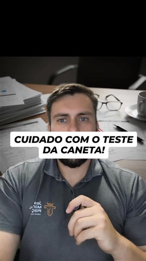 "O médico deixou a caneta cair 'sem querer'..." Cuidado, pode ser um teste! ⚠️ Na perícia médica, existem os chamados testes de fidedignidade. Se você alega, por exemplo, uma incapacidade total de dobrar a coluna (coluna rígida), o perito pode derrubar um objeto ou pedir para você assinar um documento em uma posição que exija esse movimento de forma automática. Se você realizar o movimento sem dor aparente ou dificuldade, o perito pode entender que há simulação ou que a lesão não é incapacitante