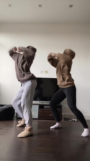 SmAcK👊🏼 how @stephh_ could see out of her one eye we will never know 😂 #GameTok #SixNationsRugby #beatthatboywithabat #smack #dance #viral #fyp #hoodiedance