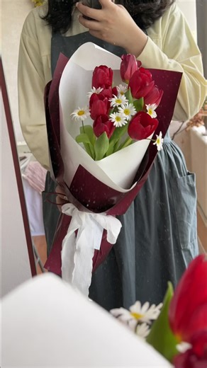 濃烈的紅鬱金香🌷 #花束 #台北花店 #台北花藝工作室 #100天日更挑戰 D12