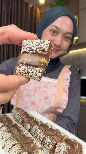 Wawa | KULINER PADANG SUMBAR on Instagram: "Baru pertama kali bikin, enakkkkk Bahan : • 20 Buah Kurma • Sereal Grannola • Milk Coklat • Peanut Butter • Wijen Putih"