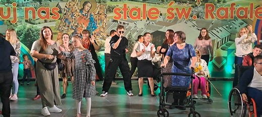Koncert Pawła Stasiaka z Zespołu Papa Dance w Rusinowicach - 28.09.2025 r. | Ośrodek Rehabilitacyjny pw. św. Rafała Archanioła w Rusinowicach