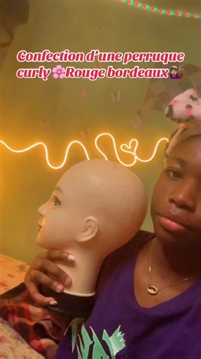 Confection d'une Perruque Curly Rouge Bordeaux