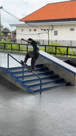 Juni Kang / 강준이 on Instagram: "Merry Christmas!🎄🎅 . . . @heaps_skateboards @giftedexistence @nikesb @redbullskate @erasedxproject @slappytrucks @boneswheels @mobgrip"