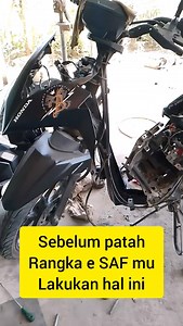 Rangka eSAF dari motor Honda yang disebut mudah berkarat sehingga cepat keropos dan patah terus mendapatkan perhatian. Ini adalah cuman salah satu cara atau tips receh buat teman-teman yang Rangka e SAF hondanya belum patah silakan mau dicat ulang ataupun dilakukan seperti di video ini ya silakan. Karena cara ini terbilang sangat murah untuk mencegah karat ataupun korosi atau patah di bagian rangka shaf motor Honda kamu. | Belajar bengkel motor