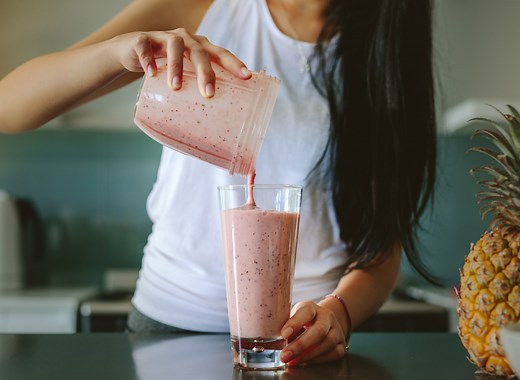 7 Side Effects Drinking Too Many Smoothies, According to Dietitians
