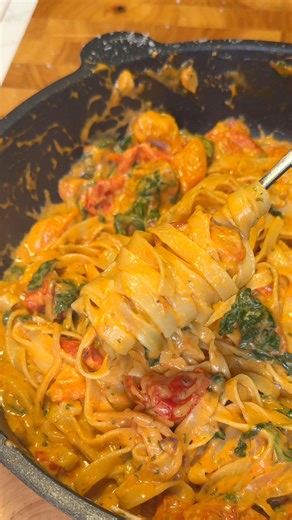 One Pan Creamy Tomato Spinach Pasta What you’ll need: 🍅 Cherry tomatoes 🧅 Red onion 🌱 Fresh spinach 🧄 Garlic 🥛 Plant-based cream veggie broth 🍝 Tagliatelle (or spaghetti) • herbs, chili flakes, olive oil, salt & pepper Layer everything in one pan, pour in the liquids, cook covered, then finish in a silky tomato sauce 🙌 #veganmeal #veggierecipes #pasta #quickrecipes #vegan #veggie #veganrecipes #onepotmeal #pastalover #pastapasta #pastarecipe #tomatopasta #easyrecipes #healthy #quickrecipe