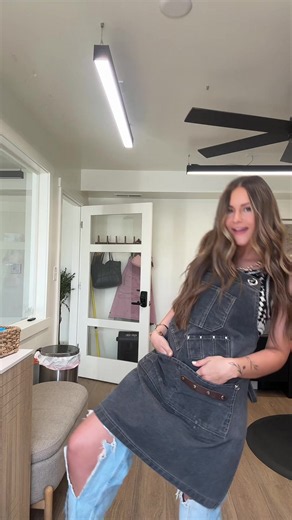 getting my apron on to do some hair ✨ #utahhairstylist #growth #spanishforkutahhairstylit #bookanappointment #hairworld