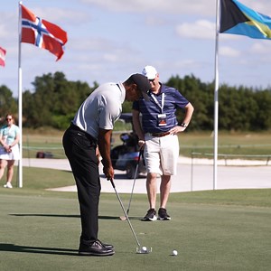 This one-handed putting warmup from Tiger Woods is mesmerizing. | PGA TOUR