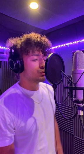 Foltyn sings bed wars song 🎵 #funny #bedwars #foltyn #viral #song