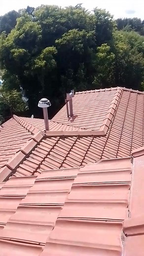 Una más para el cuaderno, reparación de techo de tejas por filtraciones. Barrio quintas Santa Rosa La Pampa. | Rodolfo Fiorio | Facebook