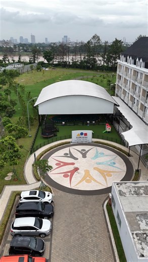 Safe Zhou | Kids, Travel & Hustler on Instagram: "Montessori-inspired preschool, christian-based with huge outdoor. namun untuk cara pembelajaran tetap menggunakan structured time table - with 30min - 2hr uninterrupted independent montessori session - ⁠ focus on Christianity- ada pelajaran agama Core Character Values (CCV) almost everyday - hands-on learning - ⁠tidak apply mixed aged group Rincian biaya, comment MAU aku kirim JPG (make sure sudah follow biar bs terima photo ya) . . . . . #sekola