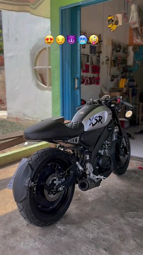 Motor kalo di simpen dirumah aja takut kotor, takut lecet, itu artinya sayang apa gak ya ? 😗 #xsr155caferacer #xsr #sunmolor #fyp