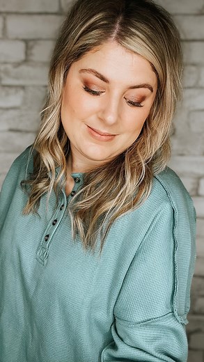 206 reactions · 17 shares | Calling all the green eyed gals! If you’ve got green eyes and have never tried pinks and mauves— run and grab this combo! This is one of my all time favorite looks for green eyes and it’s so easy to do! Follow for more easy eyeshadow tutorials. I’ll be sharing the rest of the eye colors this week! #greeneyes #greeneyedgirl #greeneyesmakeup #greeneyemakeup #easyeyeshadow #eyeshadowtutorialsb | Chandler Kelley | Facebook