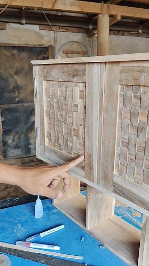 install a woven pattern door #woodworkingideas #woodcraft #diyproject #giftideas #fblifestyle | Cholis Sangkar
