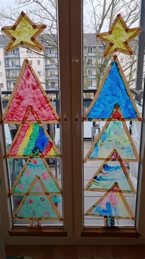 Fensterbild Weihnachtsbaum mit Fingermalfarben gestalten