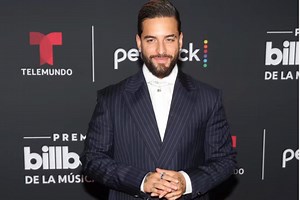 El apasionado beso que Maluma le plantó a su novia en los Billboard (video)