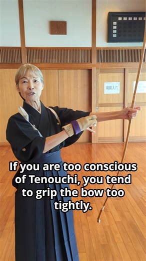 【Kyudo One-Point Lesson: Mastering "Yugaeri"】 If Yugaeri (the turning of the bow) does not occur, the string will strike your inner forearm. This is a common cause of pain for many practitioners. Mastering this technique early prevents pain and creates a beautiful, sharp shooting form. ■ How to Practice It is difficult to learn Yugaeri while actually nocking an arrow and shooting, as your focus gets divided. Focus on "Bow Rotation" training. Do not use an arrow. Hold the bow and practice the rot