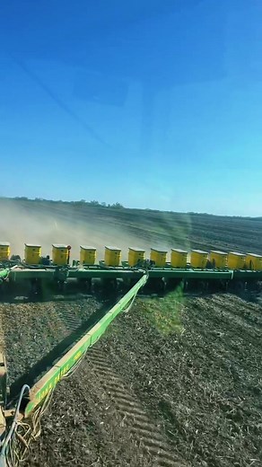 Not bad for a 40 year old planter #MuskeFarms #illinois #fyp #johndeere #farmtok #firstgenerationfarmer #plant23 #yetter #precisionplanting #oldiron #7000