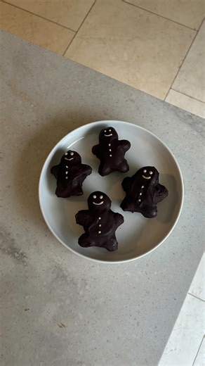 elle gibson on Instagram: "i feel evil biting into these cutie pies 3/4 cup nut butter 1/3 cup maple/agave syrup 3/4 cup ground almonds 1/3 cup oat flour 1 scoop vanilla protein powder (optional!! can replace with extra ground almonds or oat flour) 1 tsp cinnamon 1/2 tsp nutmeg 1-2 tsp ginger dash gingerbread extract (optional) pinch salt mix everything together until you have a thick cookie dough texture. shape the dough into gingerbread men shapes and put into the freezer for at least 20 minut