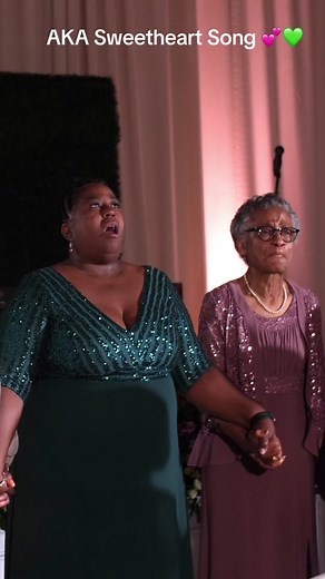 Kimberly was surrounded by nothing but love at her wedding with her sorors for their AKA Sweetheart song. 💕💚#atlantavideographer #atlantaweddings #atlantaphotographer #loveinmotionfilms #weddingvideographer #weddingtiktok #alphakappaalpha #akawedding