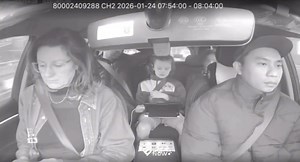 Vừa bước lên taxi là bác tài bật liền bài Hello Vietnam, kèm đoạn voice chào khách và hướng dẫn thắt dây an toàn bằng cả tiếng Việt lẫn tiếng Anh. Vị khách Tây nghe xong cứ tưởng mình nghe lộn, đi taxi mà ngỡ đâu đang ngồi trên máy bay chuẩn bị cất cánh 😆 Video: Luận Anh | Tôi ♥ Việt Nam | I ♥ Vietnam