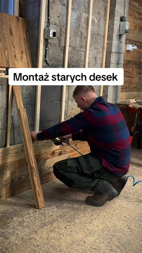 🤭Dzień dobry chciałem zaprezentować szybki montaż starych desek rustykalnych🪵 za pomocą gwoździ sztyftów ➡️ Deski pochodzą z demontażu wiekowych budynków głównie stodoł z południowo wschodniej Polski. ✅Co sądzicie o drewnie z odzysku zapraszam do komentarzy pozdrawiam serdecznie Adrian 😉dobrodrew.pl ✅Sposoby lub sposób montażu: ➡️-Listwy drewniane co ok 40cm-50cm deski montujemy za pomocą gwoździarki /lub wkrętów ➡️-Płyta OSB lub sklejka montaż gwoździarka/lub wkrety ➡️-Klej montażowy do drew
